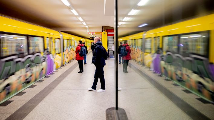 Eine U-Bahn fährt im U-Bahnhof Jakob-Kaiser-Platz ein