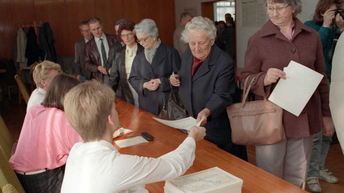 Archiv: Erste freie Wahl der Volkskammer in der DDR März 1990 (Bild: dpa/ Frank Kleefeldt)