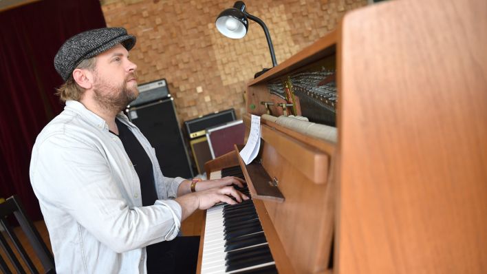 Singer-Songwriter Sebel spielt Klavier in seinem Studio (Quelle: dpa/Caroline Seidel)