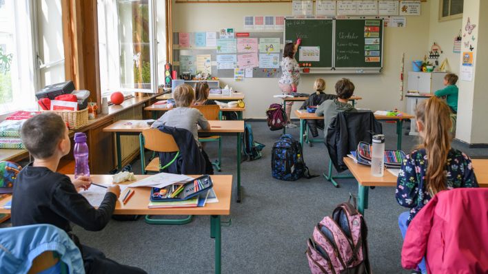 Brandenburg, Eisenhüttenstadt: Schulkinder der Notbetreuung werden in einem Klassenraum unterrichtet (Bild: dpa)