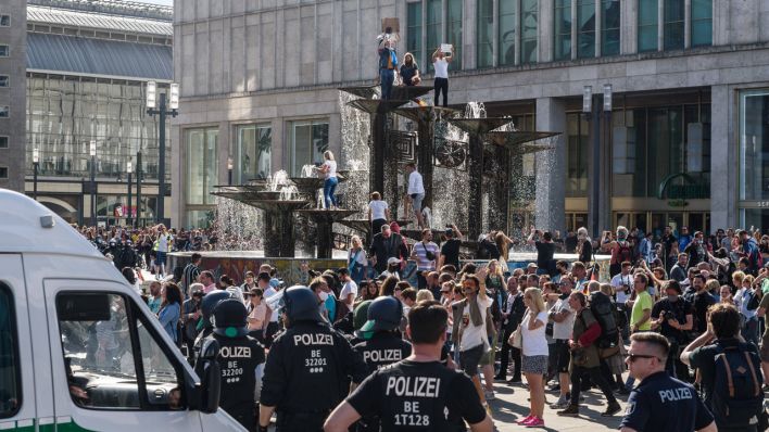 Demonstration gegen Corona-Verordnungen am Berliner Alexanderplatz (Bild: imago images / Carsten Thesing)