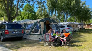 Familie auf dem Campingplatz (Bild: rbb/Karsten Zummack)