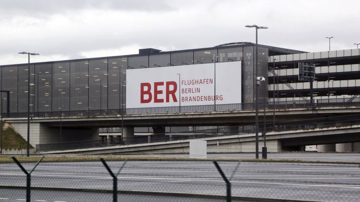 Ein Gebäude am Flughafen BER. (Bild: imago/Reiner Zensen)