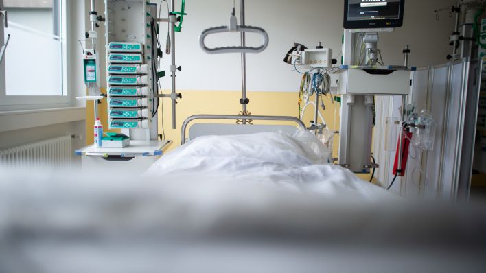 ARCHIV - 20.03.2020, Nordrhein-Westfalen, Recklinghausen: Ein leeres Bett steht in der Intensivstation des Prosper Hospitals.