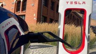 E-Auto an Tesla-Schnelllader (Bild: rbb/Franziska Ritter)