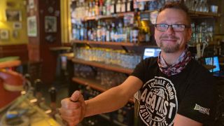 Kneipenbesitzer Lennart Klöhn steht am Tresen und zapft Bier (Bild: rbb/ Franziska Ritter)