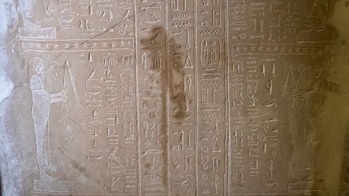 21.10.2020, Berlin: Spuren der Sachbeschädigungen an einem Sarkophag des Propheten Ahmose sind im Neuen Museum zu sehen.