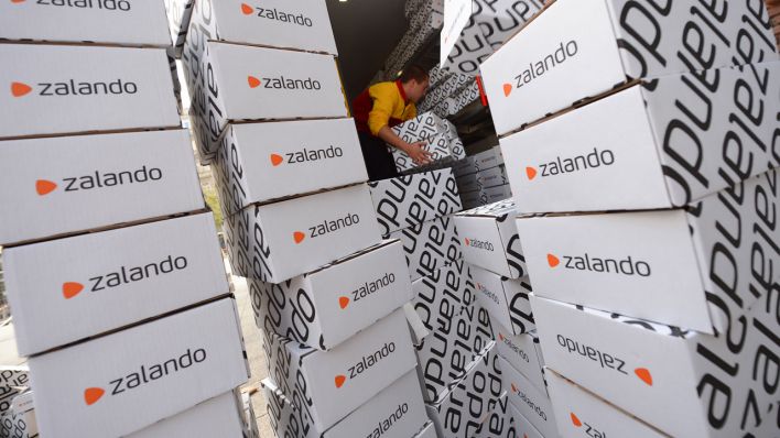 ARCHIV - Zalando-Päckchen werden am 01.10.2014 vor der Börse in Frankfurt am Main (Hessen) am Rande des Börsengangs des Online-Händlers in ein DHL-Paketauto geladen.