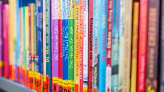 Kinderbücher in Bücherregalen in der Kinderbibliothek