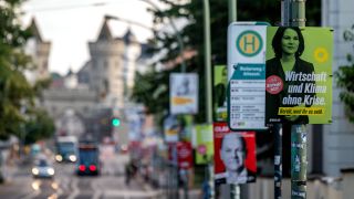 Wahlplakate der Direktkandidat*innen Annalena Baerbock (Grüne) und Olaf Scholz (SPD) hängen im Wahlkreis 61 in Potsdam
