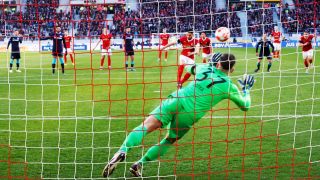 Fußball: Bundesliga, SC Freiburg - Hertha BSC, 24. Spieltag, Europa-Park Stadion: Freiburgs Vincenzo Grifo trifft per Elfmeter zum 1:0 gegen Herthas Torhüter Marcel Lotka.