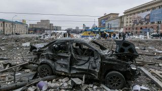 Der zentrale Platz der Stadt Charkiw liegt nach dem Beschuss des Rathauses in Trümmern.