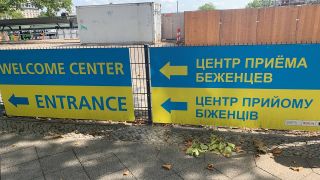 Wegweiser in Englisch, Russisch und Ukrainisch für Geflüchtete am ZOB (Bild: rbb/ Sylvia Tiegs)