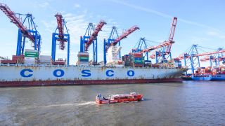 Das Containerschiff "Cosco Pride" der Reederei Cosco Shipping liegt am Containerterminal Tollerort.