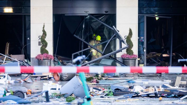 Feuerwehrleute begutachten Trümmer in einem Hotel an der Karl-Liebknecht-Straße nachdem das Aquarium AquaDom geplatzt ist