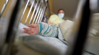 Ein am Respiratorischen Synzytial-Virus (RS-Virus oder RSV) erkranktes Kind liegt auf einer Kinderstation in einem Krankenbett.