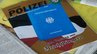 Archivbild: Auf der Zeitschrift "Deutsche Polizei" ist ein Pass der selbsterannten Reichsbuerger abgebildet (Bild: picture alliance/ dpa)