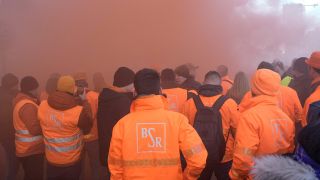 Einsatz von rauchender Pyrotechnik in den Farben der Berliner Stadtreinigung (BSR) mit Teilnehmern und Beschäftigten bei einer Demonstration und Warnstreik der Gewerkschaft Verdi fuer eine Tariferhoehung im öffentlichen Dienst (Bild: picture alliance/ Flashpic)