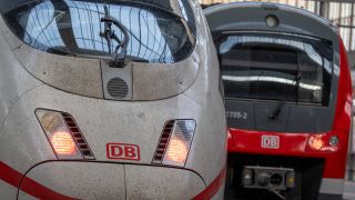 Zwei Züge der Deutschen Bahn stehen im Münchner Hauptbahnhof (Bild: dpa / Peter Kneffel)