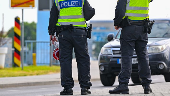 Beamte der Bundespolizei stehen bei der Einreise nach Deutschland am deutsch-polnischen Grenzübergang Stadtbrücke in Frankfurt (Oder).