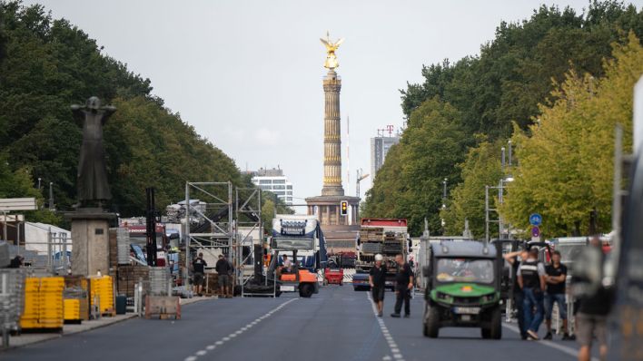 Auf der Straße des 17. Juni finden bereits Aufbauarbeiten für den kommenden Berlin Marathon