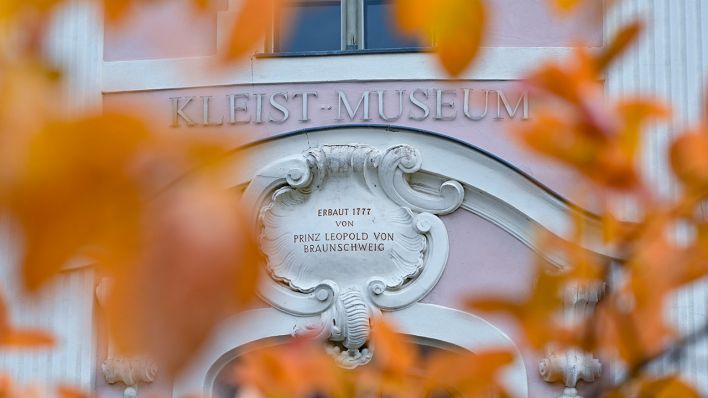 Herbststimmung vor dem Gebäude des Kleist Museums in Frankfurt/Oder.