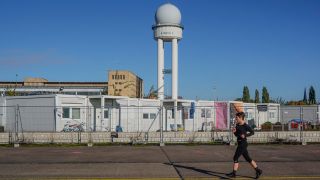 Containerdorf, Flüchtlingsunterkunft, Radarturm, Zäune, Flughafen Tempelhof, Tempelhofer Feld, Berlin, Deutschland