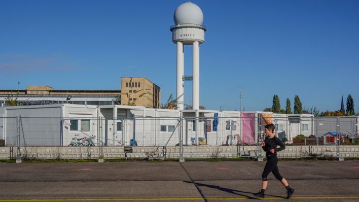 Containerdorf als Flüchtlingsunterkunft auf dem Tempehofer Feld, im Hintergrund der Radarturm des ehemaligen Flughafens (Bild: picture alliance / Schoening)