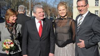 und seine Frau Jeanette Jesorka empfangen Joachim Gauck und Daniela Schadt (Bild:dpa)