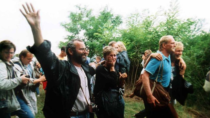 DDR-Flüchtlinge passieren im August 1989 die Grenze von Ungarn nach Österreich (Bild: dpa)