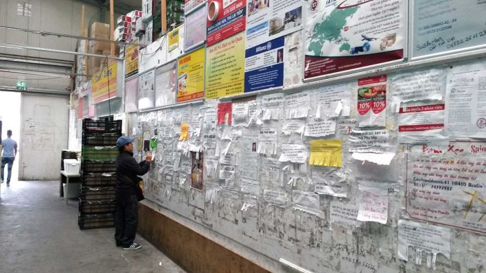Dong-Xuan-Center: Eine endlos lange Pinnwand für die vietnamesische Community - Foto: rbb Inforadio/Anna Corves