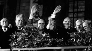 Barbara Klemm fotografierte am 3. Oktober 1990 am Brandenburger Tor: Oskar Lafontaine, Willy Brandt, Hans-Dietrich Genscher, Hannelore und Helmut Kohl, Richard von Weizsäcker, Lothar de Maizière (Bild: B. Klemm)