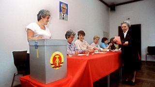 letzte DDR-Kommunalwahlen am 07.05.1989: eine Frau gibt in einem Wahllokal in Ost-Berlin ihre Stimme ab[Bild: Picture-Alliance]