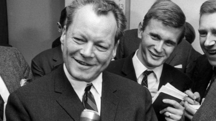 Willy Brandt gibt Journalisten ein Interview (Bild: dpa)