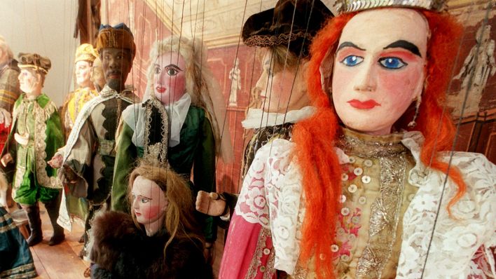 Hölzerne Marionetten aus der in Deutschland einzigartigen Sammlung des Lausitzer Puppenspielers Karl Gierhold im brandenburgischen Bad Liebenwerda (Bild: dpa)