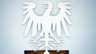 Das Hoheitszeichen des neuen Brandenburger Landtages, ein weißer Adler (Bild: dpa)