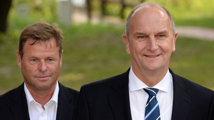 Der brandenburgische Ministerpräsident Dietmar Woidke (SPD,r) neben dem Finanzminister und Landesvorsitzenden der Linken, Christian Görke (Bild: DPA)