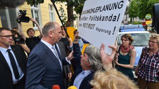 Der Brandenburger Ministerpräsident Dietmar Woidke (SPD/2.v.l.) steht am 03.06.2014 vor dem Stadtverordneten Welzow und Einwohner von Proschim, Günter Jurischka (CDU) - Foto: dpa