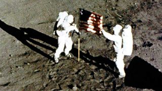 Das Bild der NASA vom 20.07.1969 zeigt die US-Astronauten Neil Armstrong und Edwin E. Aldrin beim Aufstellen der US-Flagge auf dem Mond (Bild: dpa)