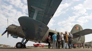Besucher besichtigen am Samstag (17.09.2011) während des Flugplatzfestes auf dem ehemaligen Flugplatz Berlin-Gatow ein Flugzeug Antonov An-2 "FMU". (Bild: dpa)