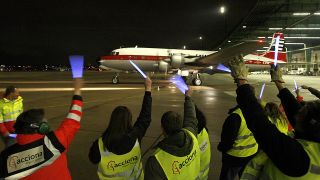 Mit Leuchtstäben winken Flughafenmitarbeiter am Donnerstag (30.10.2008) auf dem Flughafen Berlin-Tempelhof einer der letzten Flugzeuge, eine historische Douglas DC 6, nach (Bild: dpa)