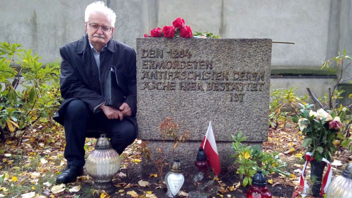 Klaus Leutner in Treptow am Grabmal für die ermordeten Antifaschisten (Quelle: rbb/Marta Kupiec)