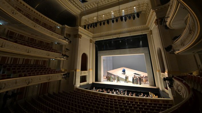 Staatsoper Berlin: "Carmen"-Aufführung vor leerem Zuschauerraum; © Peter Adamik