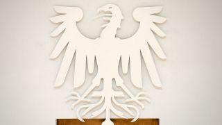 Das Hoheitszeichen des Brandenburger Landtages: ein weißer Adler im Plenarsaal © dpa