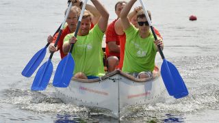 Brandenburgs Fiananzminister Christian Görke (vorne links) startet auf dem Templiner See mit Potsdamer Kanuten zu seiner Sommertour © dpa