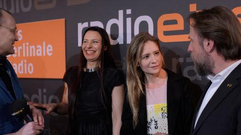 Regisseurin Anne Zohra Berrached und ihre Schauspieler Julia Jentsch und Bjarne Mädel (v.r.) zusammen mit Knut Elstermann © snapshot-photgraphy/T. Seeliger