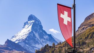 Schweizer Landesfahne vor dem Matterhorn © imago/Westend61