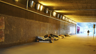 Obdachlose unter einer Brücke am Stuttgarter Platz in Berlin © imago/Gerhard Leber