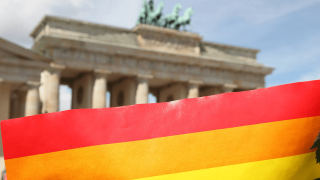Eine Regenbogenflagge vor dem Brandenburger Tor in Berlin © imago/Müller-Stauffenberg