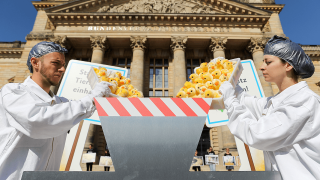 Symbolische Aktion zum Kükenschreddern vor dem Bundesverwaltungsgericht in Leipzig © dpa/Jan Woitas